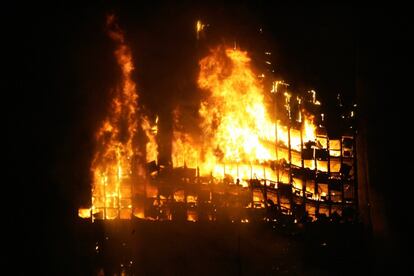 <b>12 de febrero de 2005</b>. Un voraz incendio destruyó por completo el edificio Windsor, una de las torres del complejo Azca de Madrid.