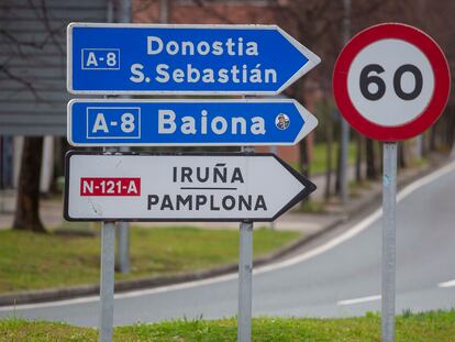 Unas señales de tráfico indican en castellano y euskera la dirección a Pamplona.