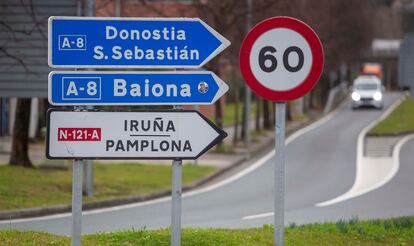 Unas señales de tráfico indican en castellano y euskera la dirección a Pamplona.