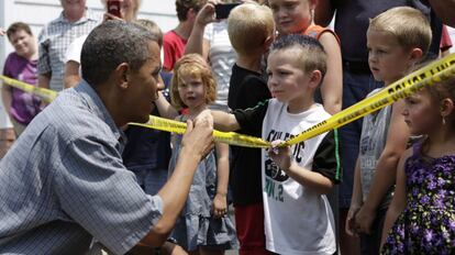 El presidente saluda a unos niños antes de entrar a cenar en Oak Harbor, Ohio.