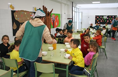 Alumnos durante la hora de comedor en la escuela Margall de Castelldefels.