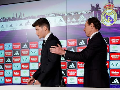 Emilio Butragueño acompaña a Fran García en la sala de prensa de Valdebebas.