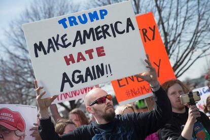 &quot;Trump har&aacute; que Am&eacute;rica vuelva a odiar&quot;, dice el cartel de este manifestante en Wisconsin