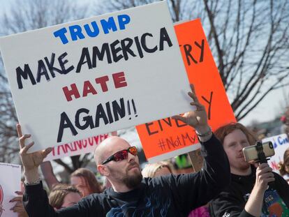 &quot;Trump har&aacute; que Am&eacute;rica vuelva a odiar&quot;, dice el cartel de este manifestante en Wisconsin