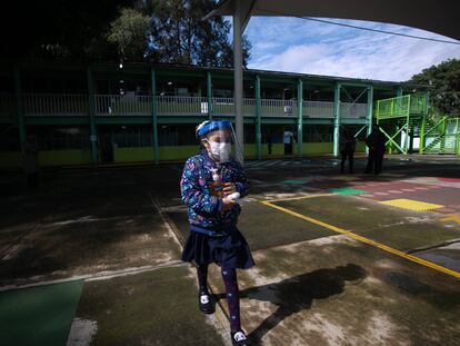 Hoy miles de estudiantes de nivel básico regresaron a clases presenciales en diversos estados del país. El ingreso contó con las medidas de sana distancia, el uso obligatorio de cubrebocas, gel anti bacterial, el lavado de manos frecuente. En algunas escuelas se escalonó la salida al recreo y de comida para no permitir aglomeraciones. En la imagen, primaria Carlos Pellicer, ubicada en Av, Cafetales S/N. Coapa Coyoacán.