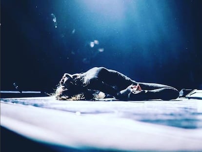 O fim da princesa mais observada do planeta. Esta foto de Selena Gomez caída sobre o placo foi a última que a cantora compartilhou no seu Instagram, há três semanas. Depois, anunciou que interrompe temporariamente sua carreira.