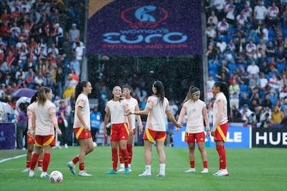 Las jugadoras de la selección española calientan antes de la final de la Eurocopa Femenina 2025, este domingo en Basilea (Suiza).