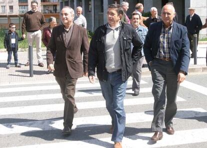 López se dirige a la Casa del Pueblo de Altza junto a Arriola (izquierda) y el consejero de Interior, Rodolfo Ares.