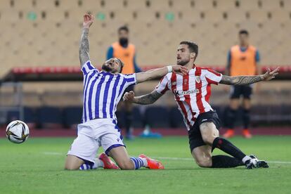 Iñigo Martínez comete penalti sobre Portu en la final de Copa entre el Athletic y la Real disputada el 3 de abril en la Cartuja