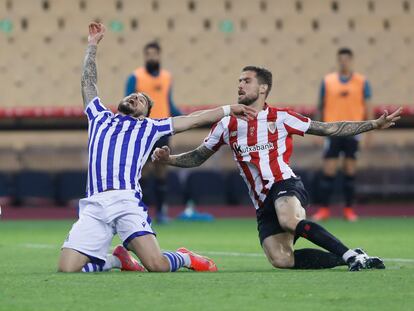Iñigo Martínez comete penalti sobre Portu en la final de Copa entre el Athletic y la Real disputada el 3 de abril en la Cartuja