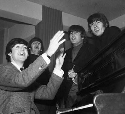 Las fotografías fueron tomadas entre 1963 y 1964, en el momento en que la carrera de los Beatles comenzaba a despegar. En esta imagen, el cuarteto de Liverpool posa antes de un concierto en Reino Unido