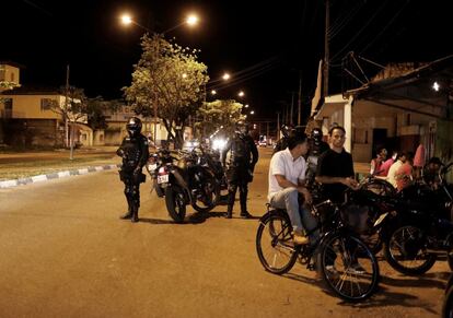Police officers patrol a street in the working-class neighbourhood of Caimbe on Boa Vista's west side where most Venezuelan immigrants live, Roraima state, Brazil November 18, 2017. REUTERS/Nacho Doce    SEARCH "VENEZUELAN MIGRANTS" FOR THIS STORY. SEARCH "WIDER IMAGE" FOR ALL STORIES.