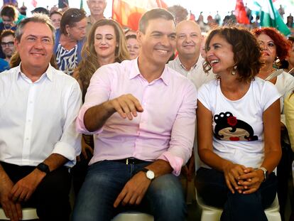 Pedro Sánchez, en el acto en La Rinconada (Sevilla) con Juan Espadas y María Jesús Montero, este sábado.