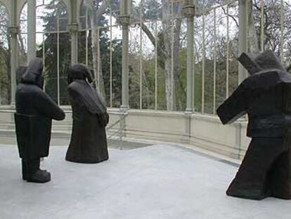 Esculturas 'Esquimal 1 y 2' , de Francisco Leiro, en el Palacio de Cristal de Madrid.