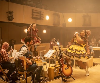 Escena del musical 'Oklahoma!', de Rodgers & Hammerstein en el Young Vic, Londres.