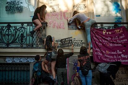 Ante el contexto de violencia machista que viven las mujeres en México, muchas niñas y adolescentes, ya hartas, se incorporan a los movimientos sociales de mujeres que luchan por una vida libre de violencia. En la imagen, un grupo de lesbianas protesta en la capital mexicana contra la violencia de género tras la muerte de Tania, conocida como Yulizsa, y Nohemí, asesinadas en Ciudad Juárez.