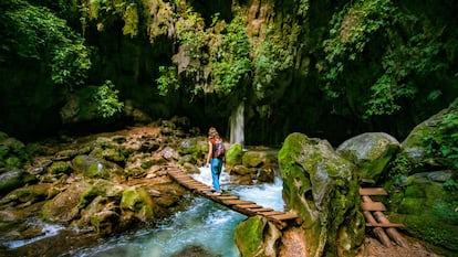 A la remota reserva de la biosfera de Querétaro se la conoce como la “joya verde” del centro de México. Tiene 15 tipos de vegetación diferentes, por lo que es la zona protegida del país con mayor diversidad: hay bosques nebulosos de altura, desiertos, tierras bajas con jungla tropical, cascadas, cuevas y una fauna y flora entre la que se pueden encontrar jaguares y raras orquídeas o cactus endémicos. En los últimos años se han puesto en marcha varios proyectos de ecoturismo que permiten explorar la reserva con guías locales de los complejos gestionados por las comunidades (<a href="http://www.sierragordaguides.com/" target="_blank">con empresas como sierragordaguides.com</a> o <a href="http://www.sierragordaecotours.com/" target="_blank"> sierragordaecotours.com</a>). Los viajeros pueden visitar aldeas con guías, hospedarse en cabañas sencillas o acampar, y participar en todo un abanico de actividades que incluyen caminatas al encuentro de cascadas, rafting, rápel y excursiones en kayak. Muchas comunidades de la región cuentan con talleres de cerámica, remedios naturales, alimentos secos, derivados de la miel y bordados.