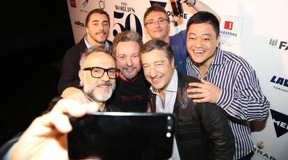 Al fons, Jordi Roca i, a la dreta, Aduriz. A primera fila, d'esquerra a dreta els xefs Massimo Bottura, Albert Adrià, Joan Roca i Yoshihiro Narisawa.