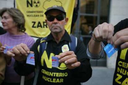 Vecinos del Valle de Ayora rompen carnets del PP ante el Palau de la Generalitat en protesta por la posible instalación del ATC en Zarra.