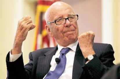 El magnate de la prensa sensacionalista británica Rupert Murdoch (perro), compartiendo sus apasionantes ideas sobre inmigración en el Foro de Boston en 2014.