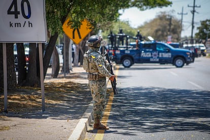 Elementos de seguridad resguardan las inmediaciones del penal de Aguaruto