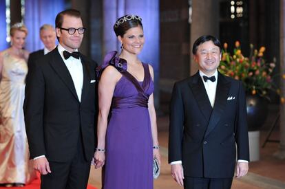 La princesa Victoria de Suecia junto a su marido el príncipe Daniel Westling y acompañados del príncipe Naruhito de Japón antes de la cena de gala.