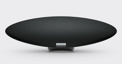 La marca de altavoces Bowers & Wilkins acaba de lanzar al mercado una edición renovada de su sistema de audio inalámbrico Zeppelin, renacido para la era del streaming. Es posible controlar la música tanto desde una fuente conectada de forma inalámbrica como a través de los botones situados en su parte superior. Incluye una iluminación ambiental atenuable para crear un efecto iluminación tipo halo en su pedestal metálico. Cuenta también con AirPlay 2 y Bluetooth aptX Adaptive para reproducir audio en streaming. Precio: 799 euros.