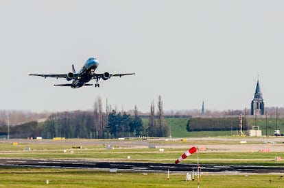 El aeropuerto internacional de Bruselas-Zaventem reanudó su actividad con el despegue del primer vuelo de pasajeros de la compañía Brussels Airlines desde que fue cerrado el pasado 22 de marzo por los atentados yihadistas.