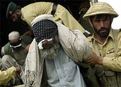 Un soldado paquistaní traslada a un preso cerca de Wana, donde el Ejército combate a militantes de Al Qaeda.