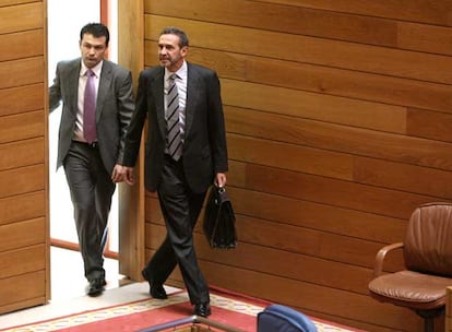 El conselleiro de Economía, José Ramón Fernández, seguido de López Vidal, entrando ayer en el Parlamento.