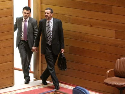 El conselleiro de Economía, José Ramón Fernández, seguido de López Vidal, entrando ayer en el Parlamento.