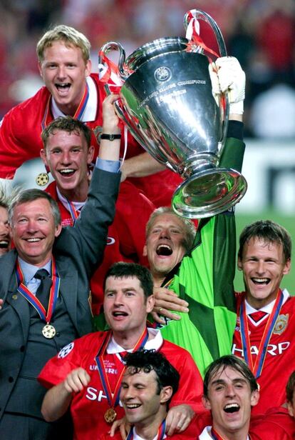 Alex Ferguson celebra con sus jugadores la consecución de la Liga de Campeones de 1999, que ganaron 3-2 al Bayern de Múnich en los últimos minutos. En 2008, el escocés se haría con su segundo cetro continental al vencer por penaltis al Chelsea.