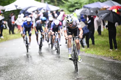 El español Iván Romeo, del Movistar, en acción durante la escapada de este sábado en el Tour.