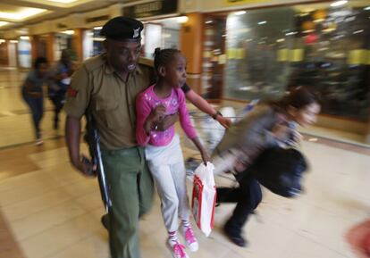 Un soldado lleva a un niño fuera del centro comercial Westgate, en Nairobi.