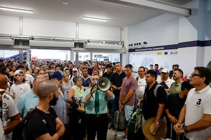 Un empleado informa a los pasajeros sobre los retrasos en la estación de Madrid-Chamartín después de que este jueves la circulación de trenes de alta velocidad se viera interrumpida por una falta de tensión eléctrica en la estación.