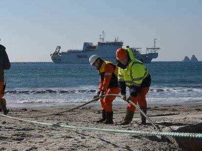 Amarre de un cable submarino de telecomunicaciones.