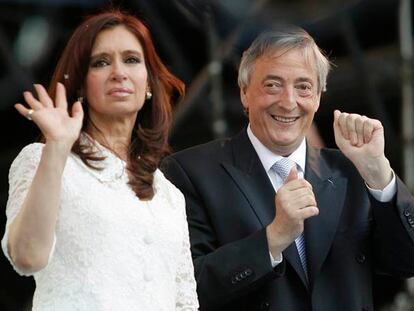 El matrimonio Kirchner saluda ante la Casa Rosada tras la transferencia de la presidencia, en diciembre de 2007.
