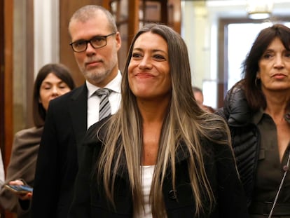 Míriam Nogueras, portavoz de Junts, este miércoles a su llegada al Congreso, junto a sus compañeros Josep Maria Cruset y Pilar Calvo.