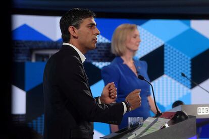 El candidato Rishi Sunak interviene durante el debate.