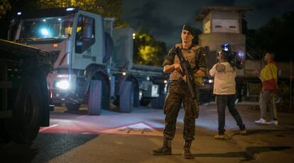 Tràilers militars surten de la caserna de Santa Eulàlia.