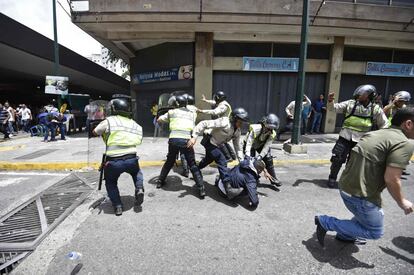 Security forces clash with people trying to reach Miraflores presidential palace to protest against the severe food and medicine shortages, in Caracas on June 2, 2016.
Venezuelans face long lines at supermarkets tightly guarded by nervous soldiers, bare shelves and soaring prices inside, a dysfunctional health care system short on basic medications and supplies, daily power cuts of four hours across most of the country, and a government that only operates two days a week to save electricity. / AFP PHOTO / JUAN BARRETO