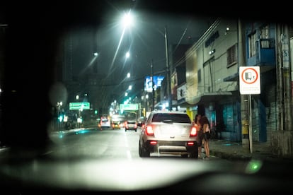 Chicas se ofrecen a un automovilista en el barrio de San Diego.