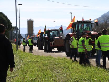 La protesta del campo este martes en la entrada por autovía a Reinosa y Colindres (Cantabria).