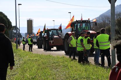 La protesta del campo este martes en la entrada por autovía a Reinosa y Colindres (Cantabria).