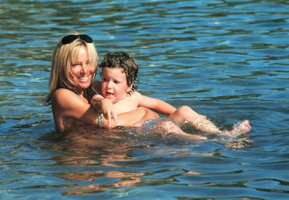 Ana Obregón, con su hijo, Álex Lequio, cuando este era un niño.