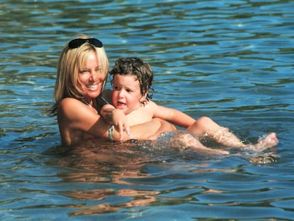 Ana Obregón, con su hijo, Álex Lequio, cuando este era un niño.