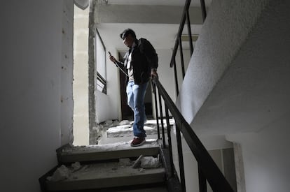 Un hombre observa los daños ocasionados por el terremoto en Ciudad de México.