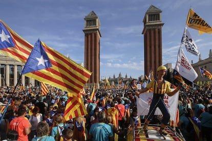 Participantes ondean sus banderas durante la marcha en plaça d'Espanya de Barcelona.