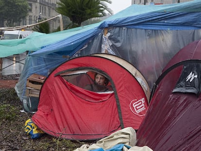 Indignados bajo la lluvia