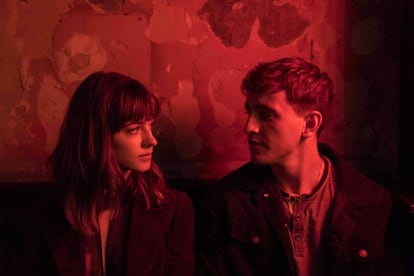 Los actores Daisy Edgar-Jones y Paul Mescal en la serie 'Gente normal', basada en el libro de Sally Rooney.